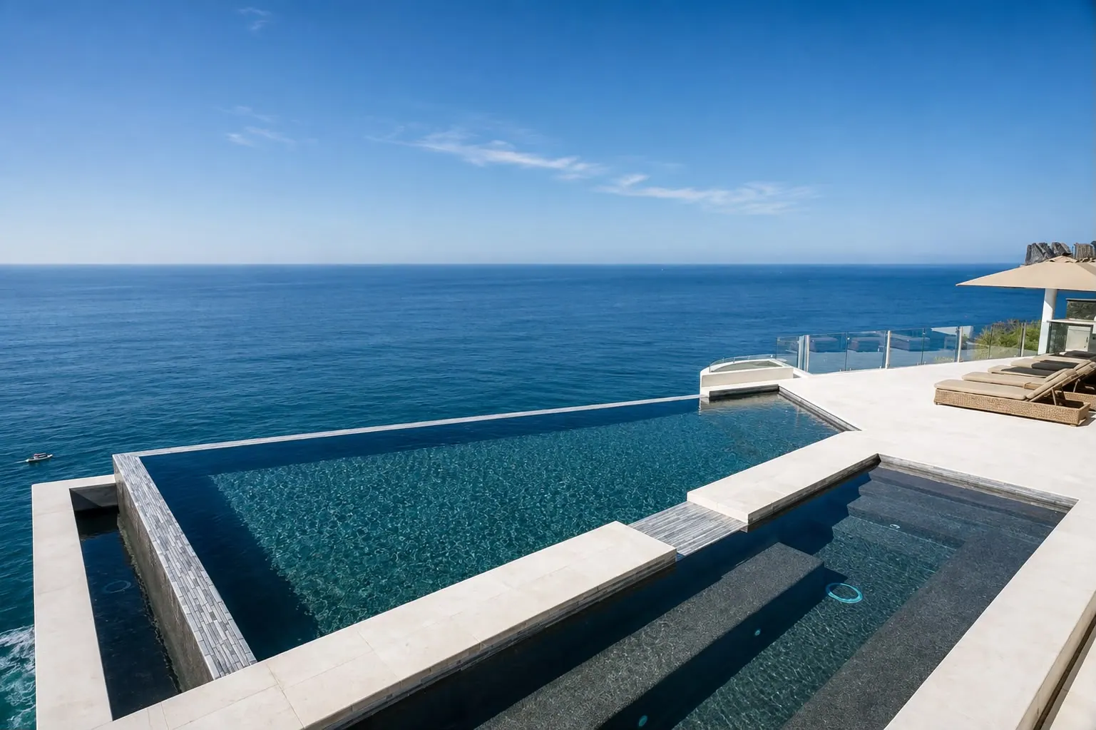 Infinity pool and jacuzzi